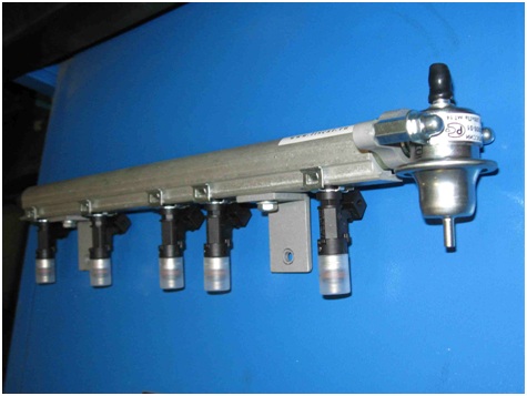 2.	Топливная рампа с  кронштейнами крепления и  с  форсунками производства BOSCH.